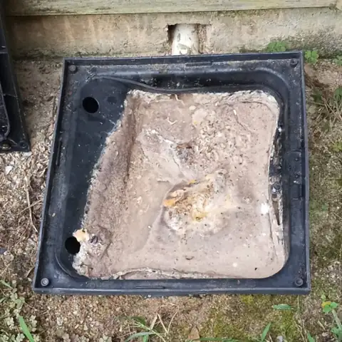 Caixa de gordura antes da limpeza, cheia de gordura acumulada