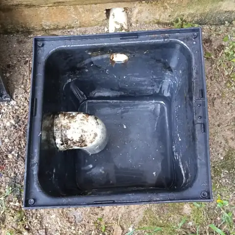 Caixa de gordura depois da limpeza, vazia e limpa